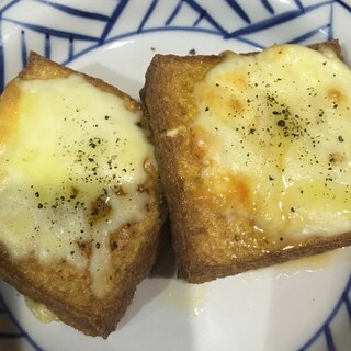 厚揚げチーズ焼き黒胡椒がけ